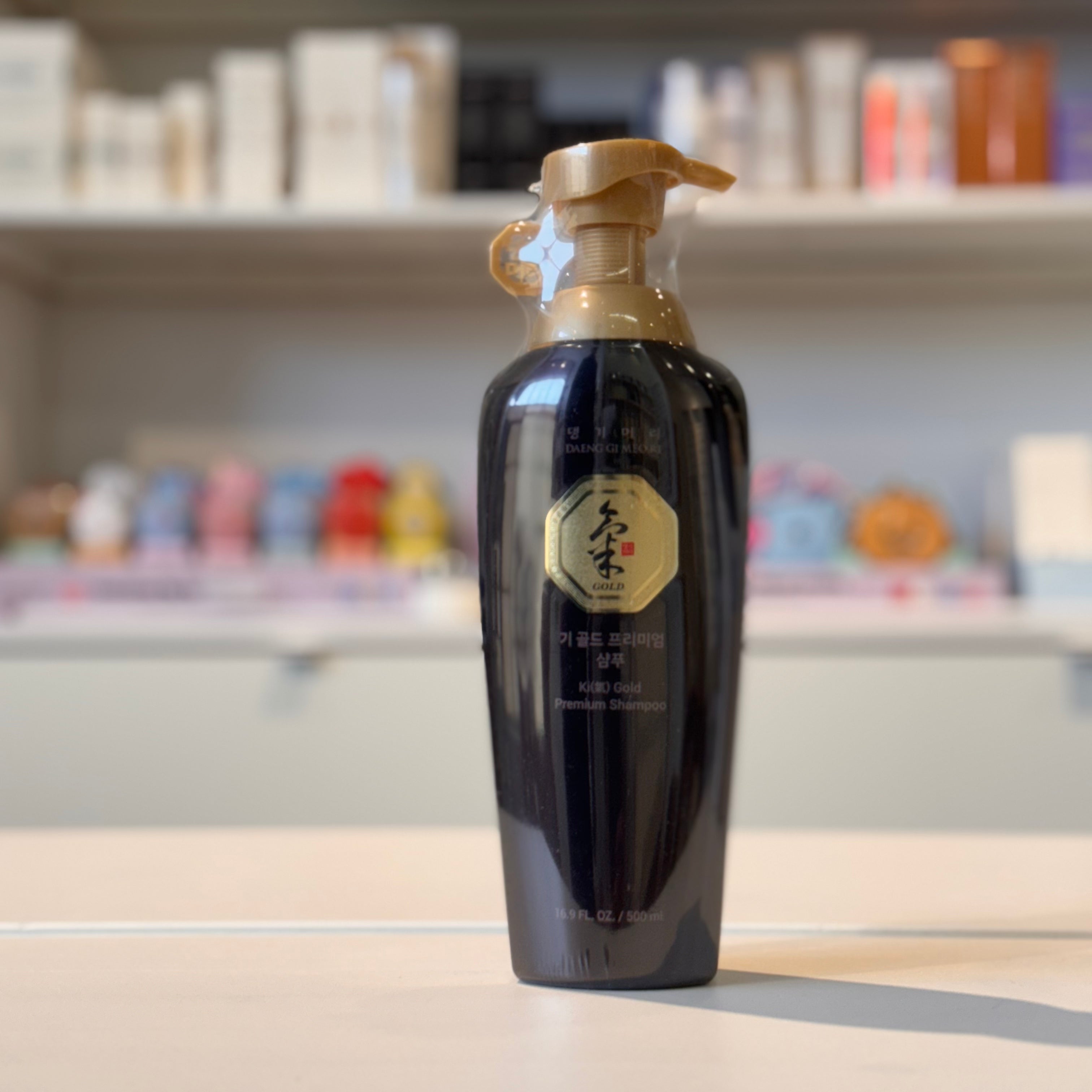Daeng Gi Meo Ri Ki Gold Premium Shampoo 500 mL asian authentic genuine original korean skincare montreal toronto calgary canada thekshop thekshop.ca natural organic vegan cruelty-free cosmetics kbeauty vancouver free shipping clean beauty routine skin makeup kpop stayz stan fandom photocard stray kids treasure ateez atiny  