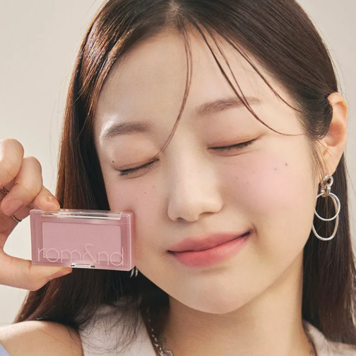 romand Better Than Cheek - best-selling Korean blush adds a natural-looking flush for a fresh, delicate finish with soft, dried fruit tones.